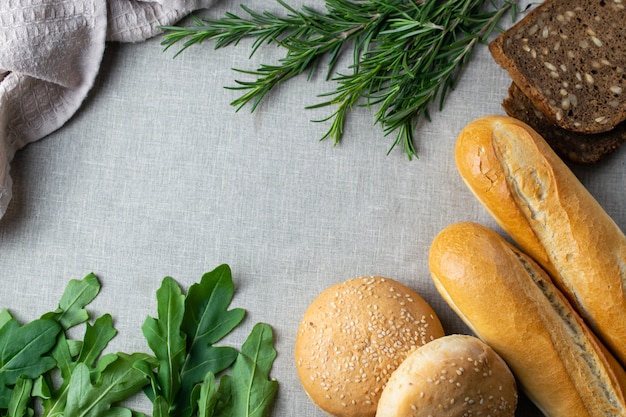 Backt frisch Brot, Kräuter und Grüns auf einer Tabelle