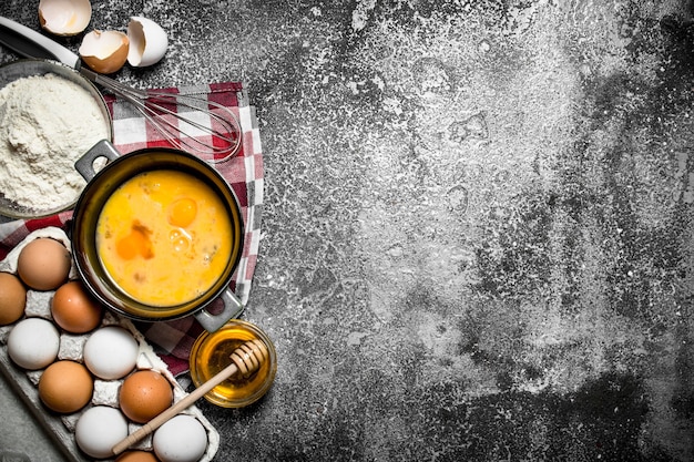 Backtisch. Eine Vielzahl von Zutaten zum Backen auf rustikalem Tisch.