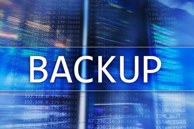 Backup-Schaltfläche auf modernem Serverraum-Hintergrund Verhinderung von Datenverlust Systemwiederherstellung