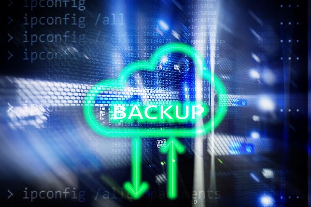 Backup-Schaltfläche auf modernem Serverraum-Hintergrund Verhinderung von Datenverlust Systemwiederherstellung