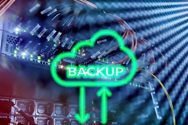 Backup-Schaltfläche auf modernem Serverraum-Hintergrund Verhinderung von Datenverlust Systemwiederherstellung