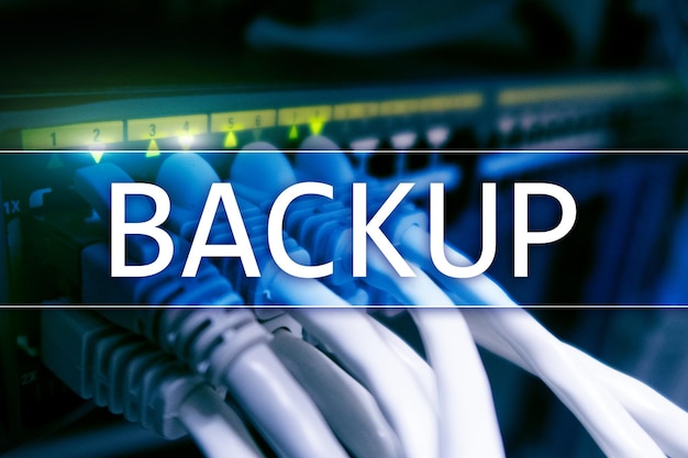 Backup-Schaltfläche auf modernem Serverraum-Hintergrund Verhinderung von Datenverlust Systemwiederherstellung