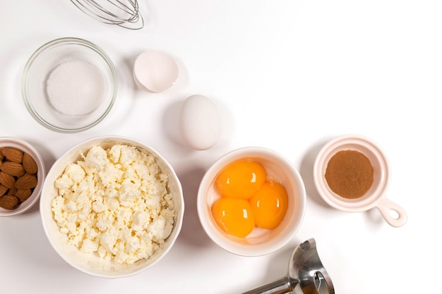 Backutensilien und Kochzutaten für Torten, Kekse, Teig und Gebäck. Flach legen mit Eiern, Mehl, Zucker