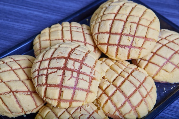 Backwaren-Conchas mit Melonenbrot auf der mit Vanille überzogenen Oberfläche von mexikanischem Süßbrot