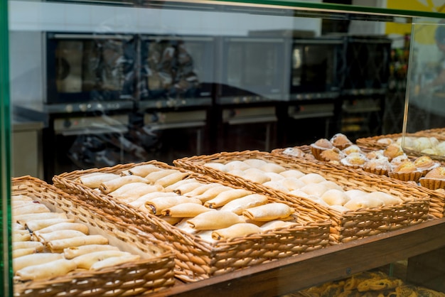 Backwaren in der Bäckerei ausgestellt