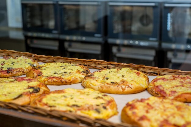 Backwaren in der Bäckerei ausgestellt