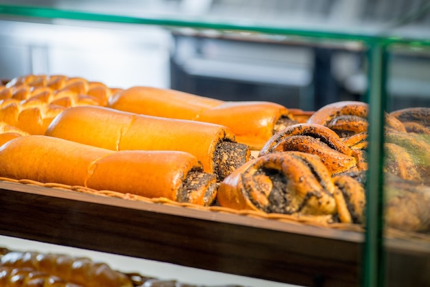 Backwaren in der Bäckerei ausgestellt