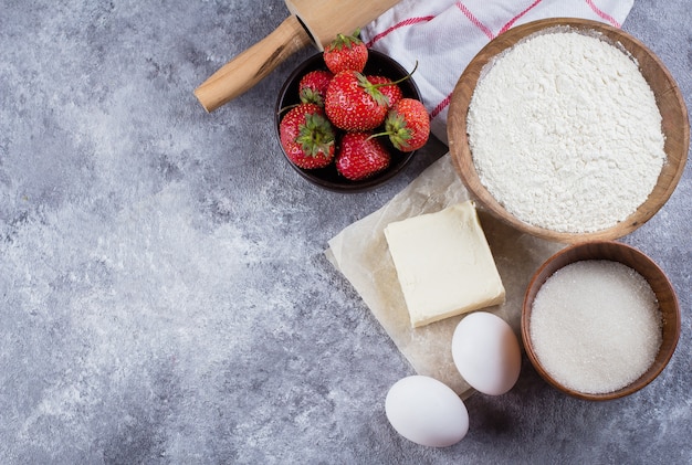 Backzutaten für Kuchen, Kuchen, Mürbeteig: Mehl, Eier, Zucker, Butter, Nudelholz