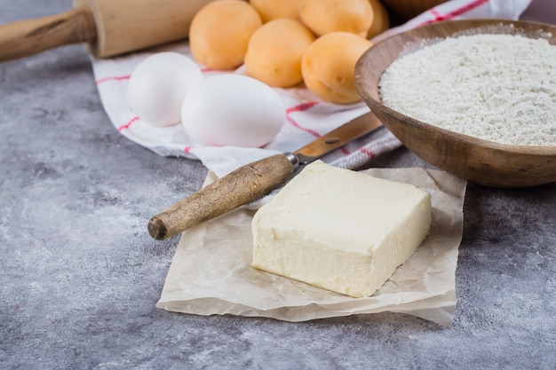 Backzutaten für Kuchen, Kuchen, Mürbeteig: Mehl, Eier, Zucker, Butter, Nudelholz