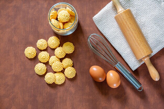 Foto backzutaten und -werkzeugekuchen auf automatischem förderband oder linienprozess des backens