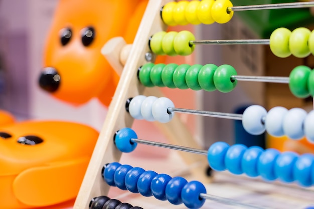 Ábaco infantil colorido sobre a aritmética matemática da mesa para crianças em idade pré-escolar e escolar