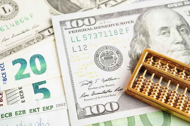 Ábaco de oro en billetes de banco dinero finanzas comercio inversión negocio concepto de moneda