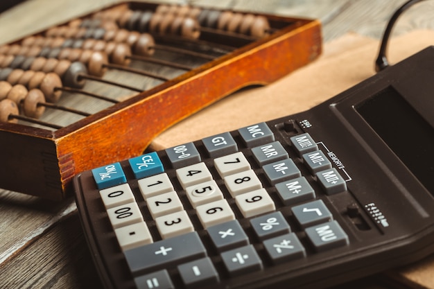 Ábaco vintage y calculadora