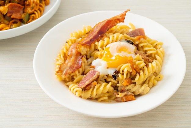 Bacon apimentado com massa carbonara fusilli - comida italiana