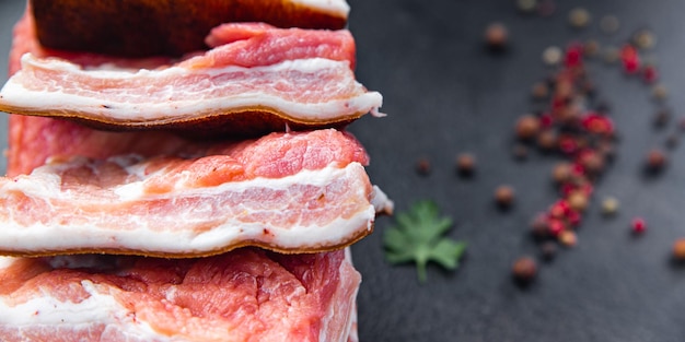 bacon barriga carne pedaço carne gordura banha de porco fresca em especiarias refeição fresca na mesa cópia espaço comida