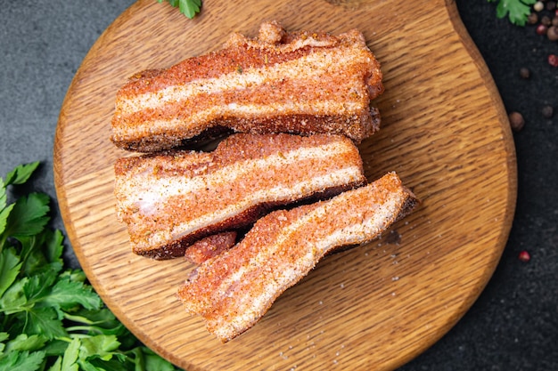 Foto bacon barriga pedaço de carne gordura banha de porco fresca carne em especiarias refeição fresca lanche em cima da mesa