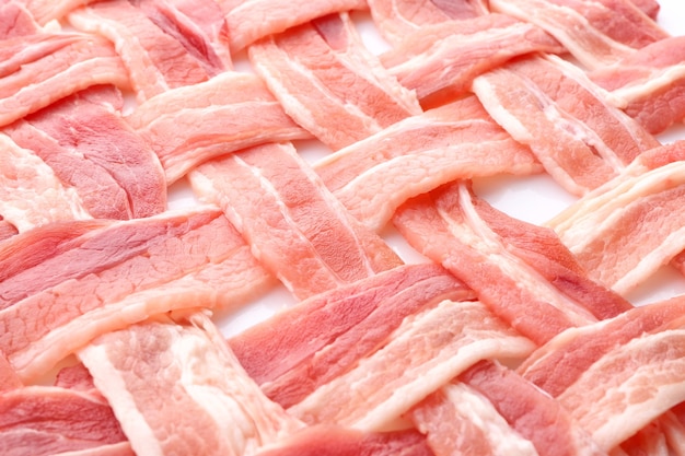 Bacon cru como pano de fundo, close-up