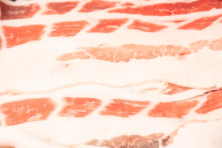 Foto bacon cru saboroso como fundo