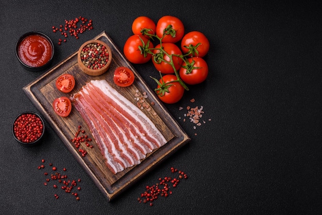 Bacon crudo fresco en rebanadas con especias y hierbas