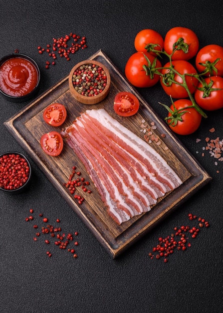 Bacon crudo fresco en rebanadas con especias y hierbas