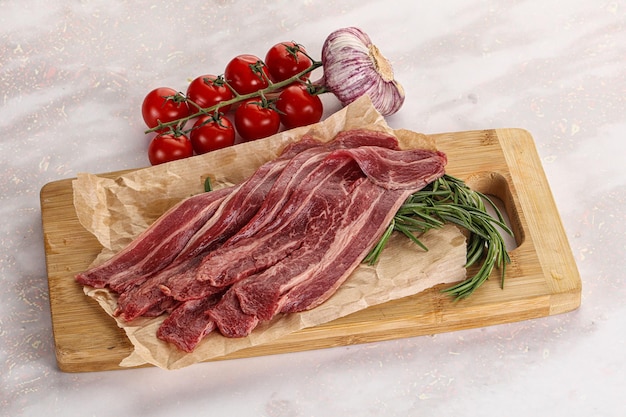 Foto bacon de carne bovina crua para cozinha