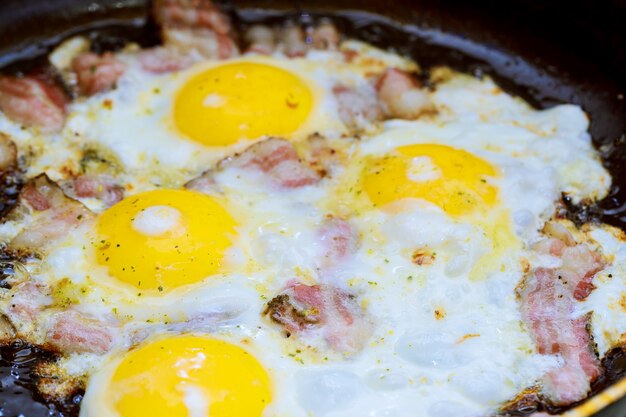 Foto bacon e ovo salgado e polvilhado com café da manhã inglês