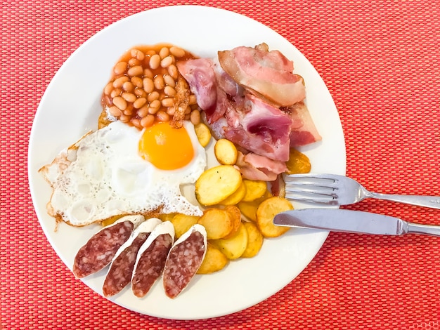 Bacon, feijão, ovo frito, salsichas, batatas, café da manhã inglês.