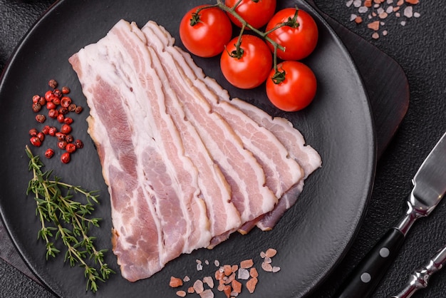 Bacon fresco e cru, cortado em fatias com especiarias e ervas