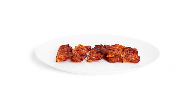 Bacon frito isolado em um fundo branco. Foto de alta qualidade