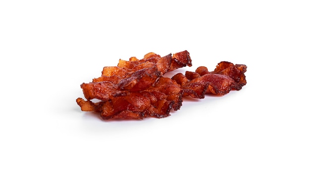 Bacon frito isolado em um fundo branco. Foto de alta qualidade