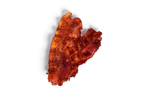 Bacon frito isolado em um fundo branco. Foto de alta qualidade