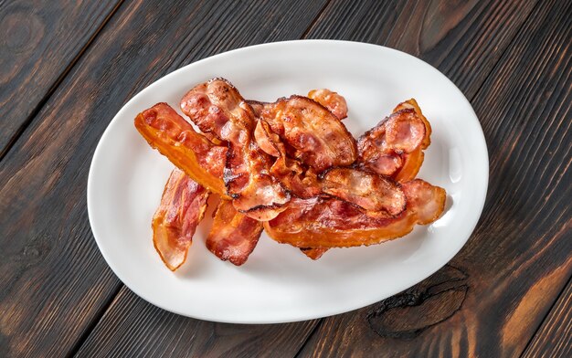 Bacon frito no prato de servir branco