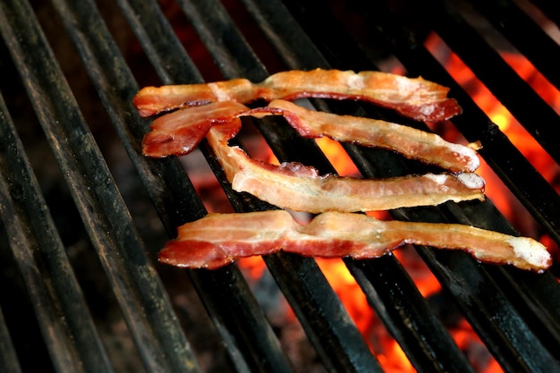 Bacon grelhado na grelha parrila Com fundo de carvão em brasa