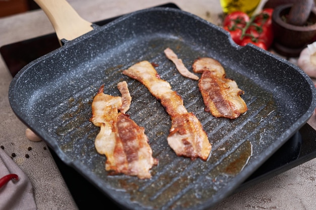 Bacon wird in der heimischen Küche in der Grillpfanne Bratpfanne gekocht