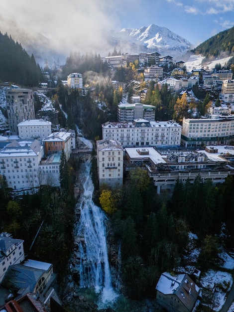 Bad gastein en los nevados Alpes austriacos en un hermoso día de otoño