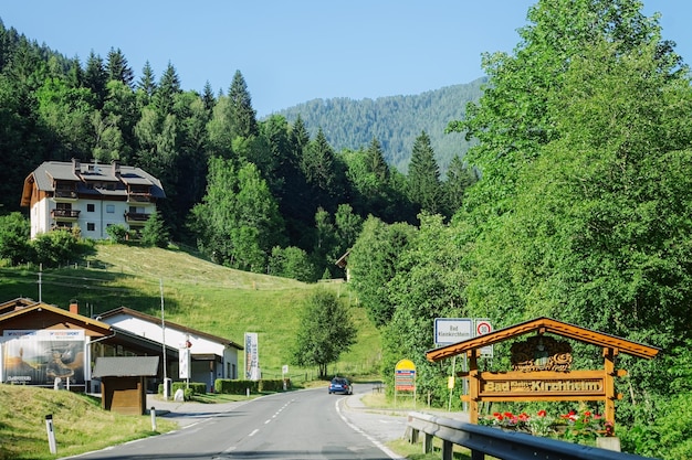 Bad Kleinkirchheim, Austria - 29 de junio de 2019: Paisaje con carretera en la ciudad de Carintia. Paisaje rural de campo con casas y cabañas en las colinas y montañas de los Alpes. Autopista en la naturaleza verde.