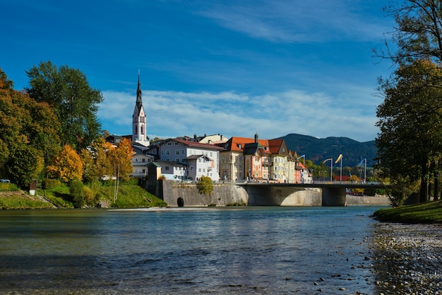 Bad Tölz malerischer Ferienort in Bayern Deutschland im Herbst und Isar