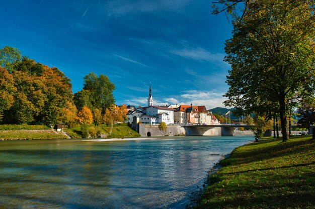 Foto bad tolz malerische ferienstadt in bayern deutschland im herbst und der isar