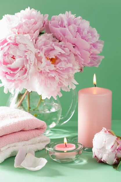 Bad und Spa mit Pfingstrosenblüten Kerzenhandtücher