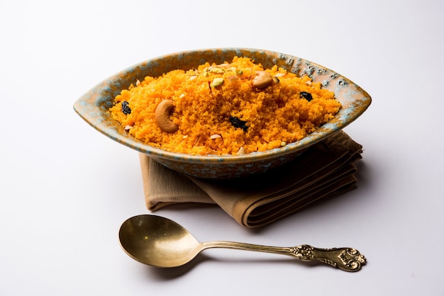 Foto badaam kesar shira oder sheera oder mandel safran halwa, beliebtes indisches dessert in einer schüssel serviert. selektiver fokus
