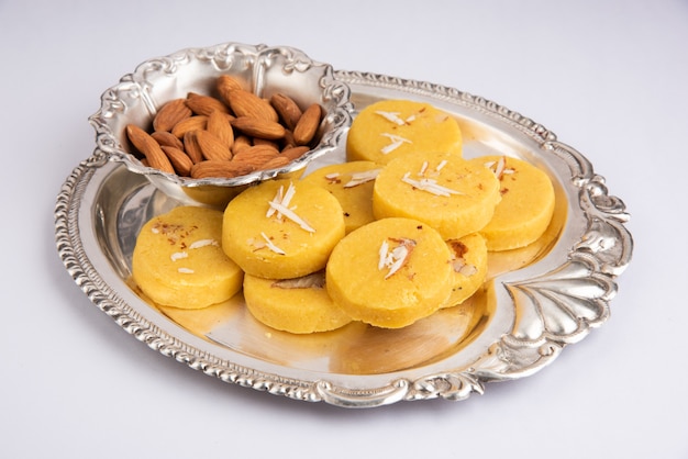 Badam barfi ou amêndoa pedha burfi prato doce indiano feito de leite e amêndoa