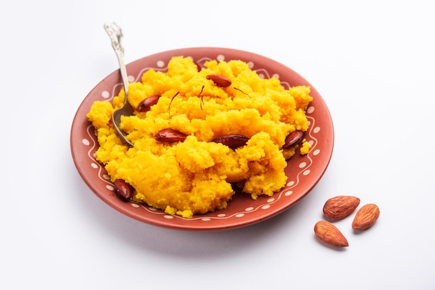 Badam Halwa o sheera, también conocida como Almond Halwa, es un plato dulce tradicional indio preparado mezclando leche y almendras