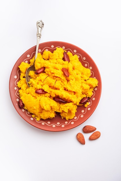 Badam Halwa o sheera, también conocida como Almond Halwa, es un plato dulce tradicional indio preparado mezclando leche y almendras