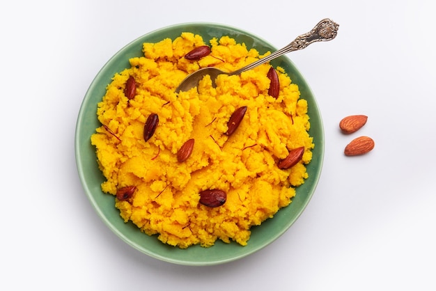 Badam Halwa o sheera, también conocida como Almond Halwa, es un plato dulce tradicional indio preparado mezclando leche y almendras