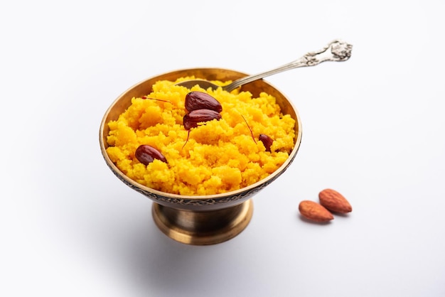 Badam Halwa oder Sheera, auch bekannt als Almond Halwa, ist ein traditionelles indisches süßes Gericht, das aus Milch und Mandeln zubereitet wird