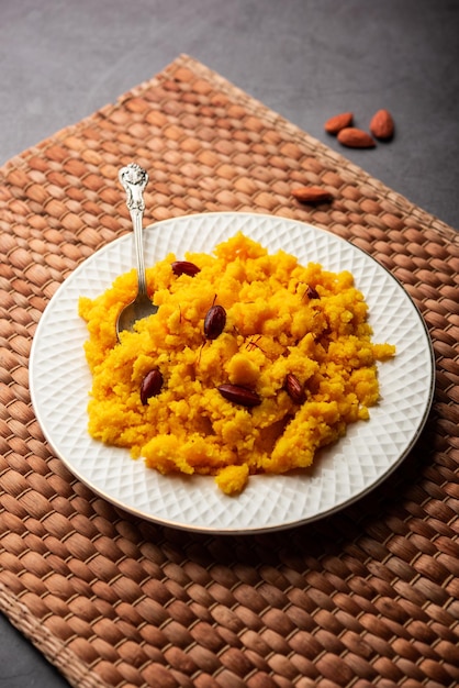 Badam Halwa oder Sheera, auch bekannt als Almond Halwa, ist ein traditionelles indisches süßes Gericht, das aus Milch und Mandeln zubereitet wird