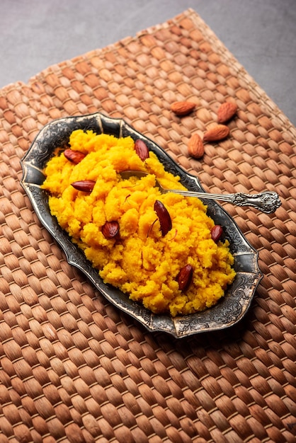 Badam Halwa oder Sheera, auch bekannt als Almond Halwa, ist ein traditionelles indisches süßes Gericht, das aus Milch und Mandeln zubereitet wird