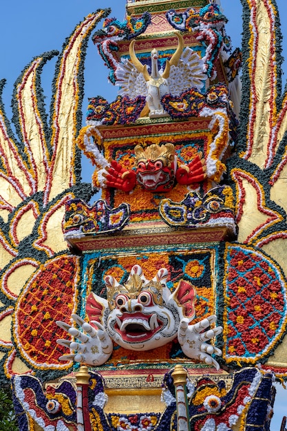 Bade torre de cremación con esculturas tradicionales balinesas de demonios y flores en la calle central de Ubud, isla de Bali, Indonesia. Preparado para una próxima ceremonia de cremación. De cerca