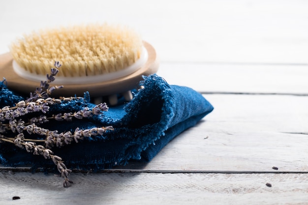 Badekurort Wellnesskonzept mit Lavendel, ätherischen Ölen und Seesalz auf hölzernem Schreibtisch.