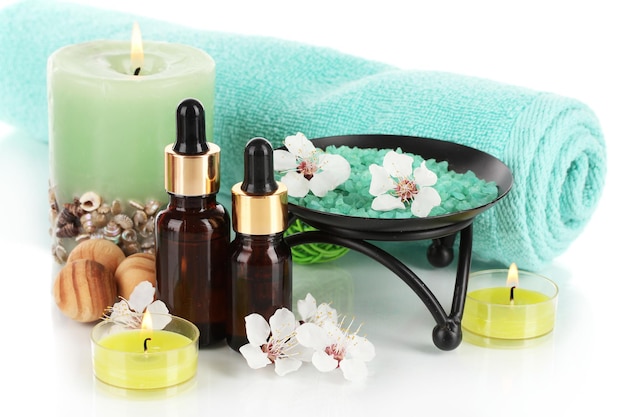 Badekurortzusammensetzung mit den Aromaölen getrennt auf Weiß